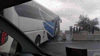 Muğlada yolcu otobüsü refüje çarpıp karşı şeride geçti