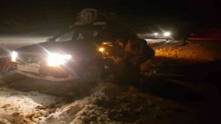 Siirtte karda mahsur kalan güvenlik korucuları ve vatandaşlar kurtarıldı