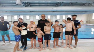 Suluova Belediyesinden otizmli çocuklara özel yüzme kursu