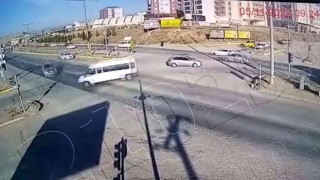 Yolcu minibüsü ile pikabın çarpıştığı kaza kamerada: 4 yaralı
