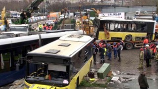Alibeyköyde 33 kişinin yaralandığı kazanın ardından otobüsü ve tramvayı kaldırma çalışması sürüyor
