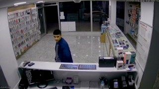 Arnavutköyde bir telefoncu dükkanından sadaka kutusunu çalan hırsızın rahatlığı hayrete düşürdü