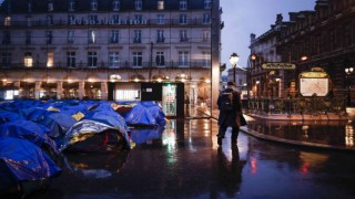 Fransada polis kaçak göçmenlerin kurduğu çadır kampı ablukaya aldı