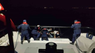 İzmirde 50 göçmen kurtarıldı, 155 göçmen ve 3 göçmen kaçakçısı şüphelisi yakalandı