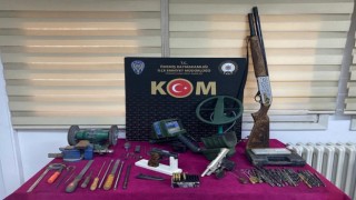 İzmirde kurusıkıdan tabanca yapan 2 şüpheli yakalandı
