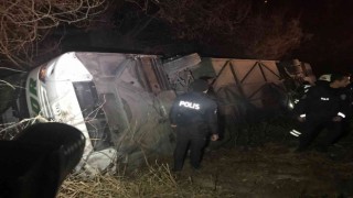 Konyada yolcu otobüsü şarampole devrildi: 15 yaralı