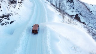 Artvinde kar kalınlığı 1,5 metreyi bulan Camili yolu ulaşıma açıldı