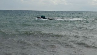 Fırtınada denize açılan teknenin dalgalarla mücadelesi kameraya yansıdı