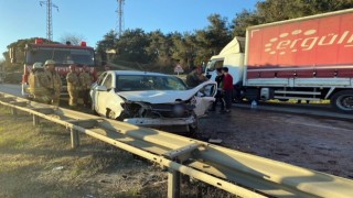 Kemerburgazda 2 araç kafa kafaya çarpıştı: 2 yaralı