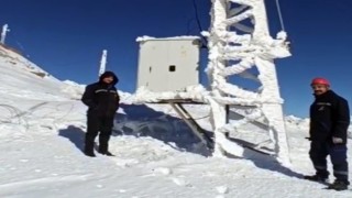 Yüksekovada Sibirya soğuklarını aratmayan görüntü: Elektrik direkleri buz tuttu