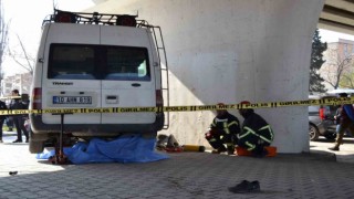 Manisada minibüs motosiklete çarptı: 1 ölü