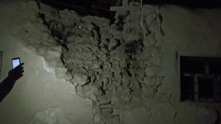 Sivasta depremden etkilenen bir bina tahliye edildi