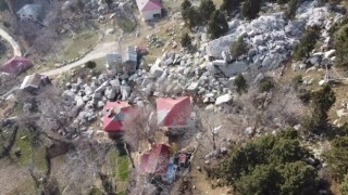 Deprem kayaları söktü, ev ve ağaçlara zarar verdi