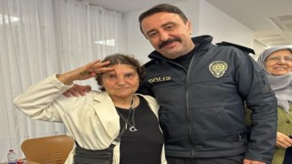 İzmirde polisten huzurevine duygulandıran ziyaret