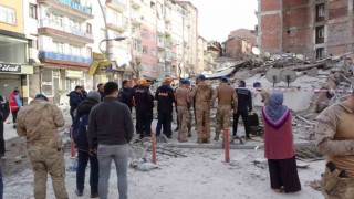 Malatyada ağır hasarlı 5 katlı bina çöktü