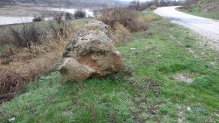 Sağanak heyelana neden oldu, yamaçlardan dev kayalar yola düştü