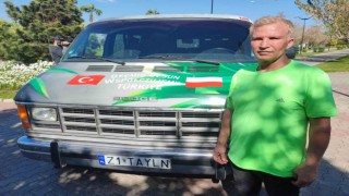 44 yıldır her yaz Adanaya geldiği minibüsüyle bu kez depremzedelere yardıma koştu
