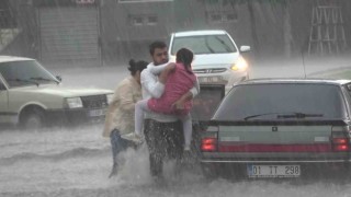 Adanada sağanak ve dolu sele neden oldu, yollar su altında kaldı