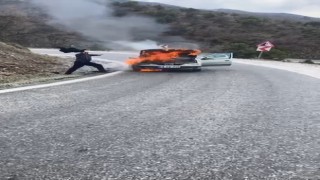 Alev alev yanan otomobili ceketi ile söndürmeye çalıştı, imdadına diğer sürücüler yetişti