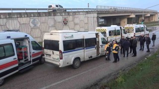 Bursada işçileri taşıyan 3 servis aracı çarpıştı : 15 kişi yaralandı