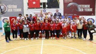 Gölcükün işitme engelliler kadın ve erkek voleybol takımı 3. kez Türkiye şampiyonu oldu