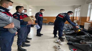İzmir jandarması 32 göçmen ve 1 insan kaçakçısı yakaladı