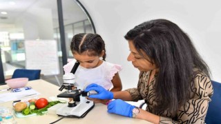 Esenyurtlu çocuklar “Deney ve Bilim Atölyesi”nde çeşitli deneyler yapıyor