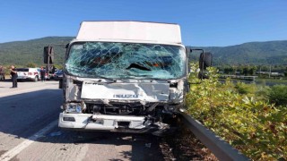 Kamyonet ile panelvan minibüs çarpıştı: 4 yaralı