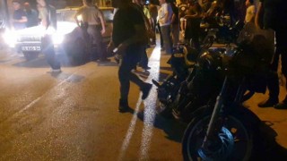 Kavga ihbarına giderken otomobil ile çarpışan motosikletli 2 polis yaralandı