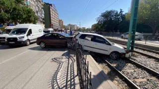 Kaza yapan otomobillerden biri tramvay yoluna düştü: 2 yaralı