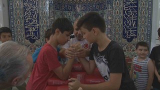 Kuran kursuna gelen çocuklar için bilek güreşi turnuvası düzenlendi