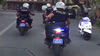 Edremitte polislerin motosikletliyi kovalamacasında 2 kişi yakalandı
