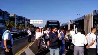 İstanbulda metrobüs arıza yaptı, yolcular yürümek zorunda kaldı