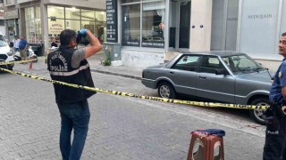 İzmirde husumetlisinin sokak ortasında vurduğu şahıs ağır yaralandı