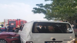 İzmirde servis minibüsü ile otomobil çarpıştı: 7 yaralı