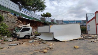 Masko Sanayi Sitesinde sel nedeniyle çöken istinat duvarı kamyoneti ikiye böldü