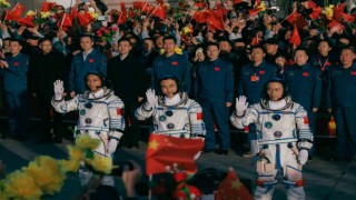 Çinin en genç taykonot ekibi uzaya gönderildi