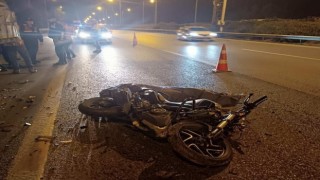 Park halindeki kamyona çarpan motosiklet sürücüsü hayatını kaybetti