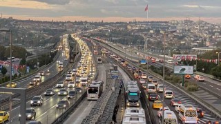 İstanbulda okulların yeniden açılmasıyla sabah trafik yoğunluğu oluştu