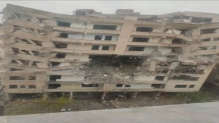 Diyarbakırda ağır hasarlı bina korna eşliğinde çöktü