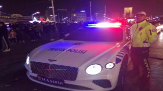 Lüks polis aracı Taksimde yeni yıl mesaisinde