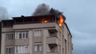 5 katlı apartmanın çatısı alev alev yandı