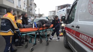 Bafrada otomobil ile hafif ticari araç çarpıştı: 5 yaralı