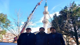 Tehlike oluşturan Elmalık Camiinin minare külahı yeniledi