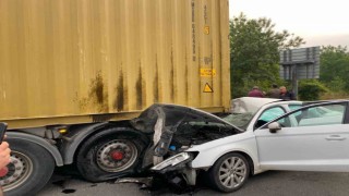 Anadolu Otoyolunda otomobil, tıra ok gibi saplandı: 2 yaralı