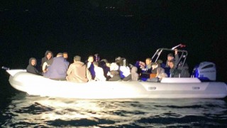 Arızalanan lastik bottaki 56 düzensiz göçmen kurtarıldı