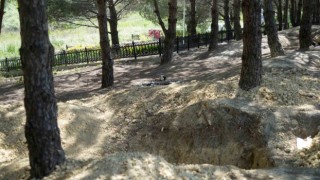 Arnavutköyde defineciler şehit mezarlığının etrafını delik deşik etti