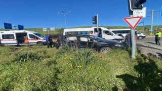 Bingölde otomobil ile minibüs çarpıştı: 9 yaralı