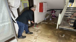 Bursada sağanak yağış hayatı felç etti: Evleri su bastı, yollar kapandı
