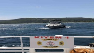 Çanakkale Boğazında sürüklenen içinde 4 kişinin bulunduğu tekne kurtarıldı